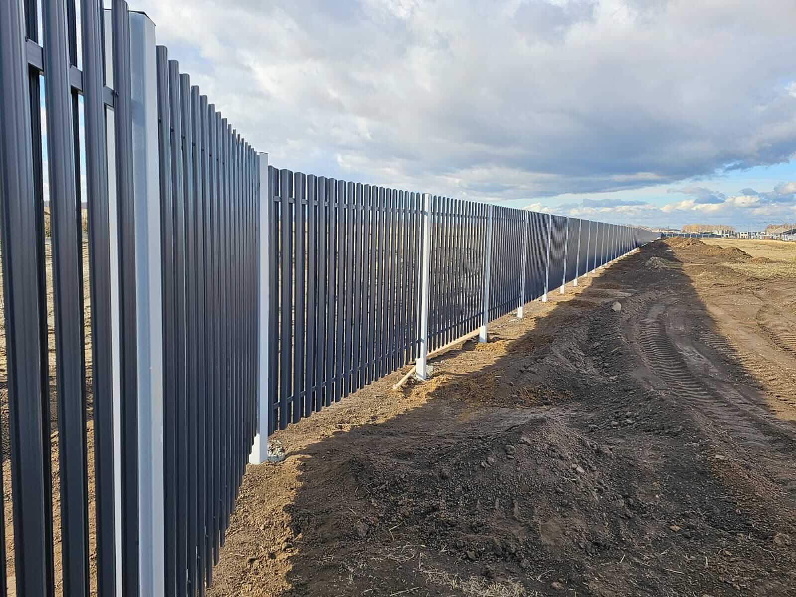 Забор из евроштакетника 234м RAL7024/7024 Серый Графит двусторонний фото 4 в Изобильном