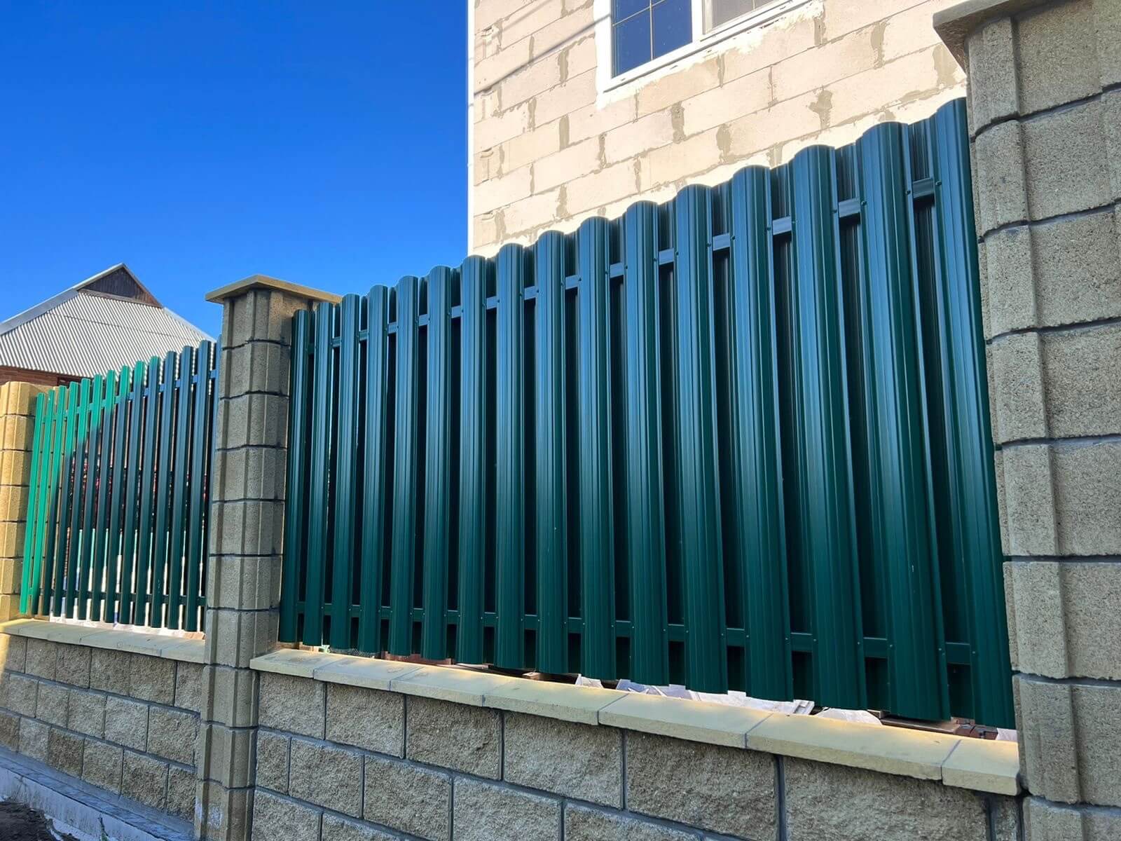 Забор из евроштакетника 22м RAL6005/6005 Зеленый Мох двусторонний фото 7 в Изобильном