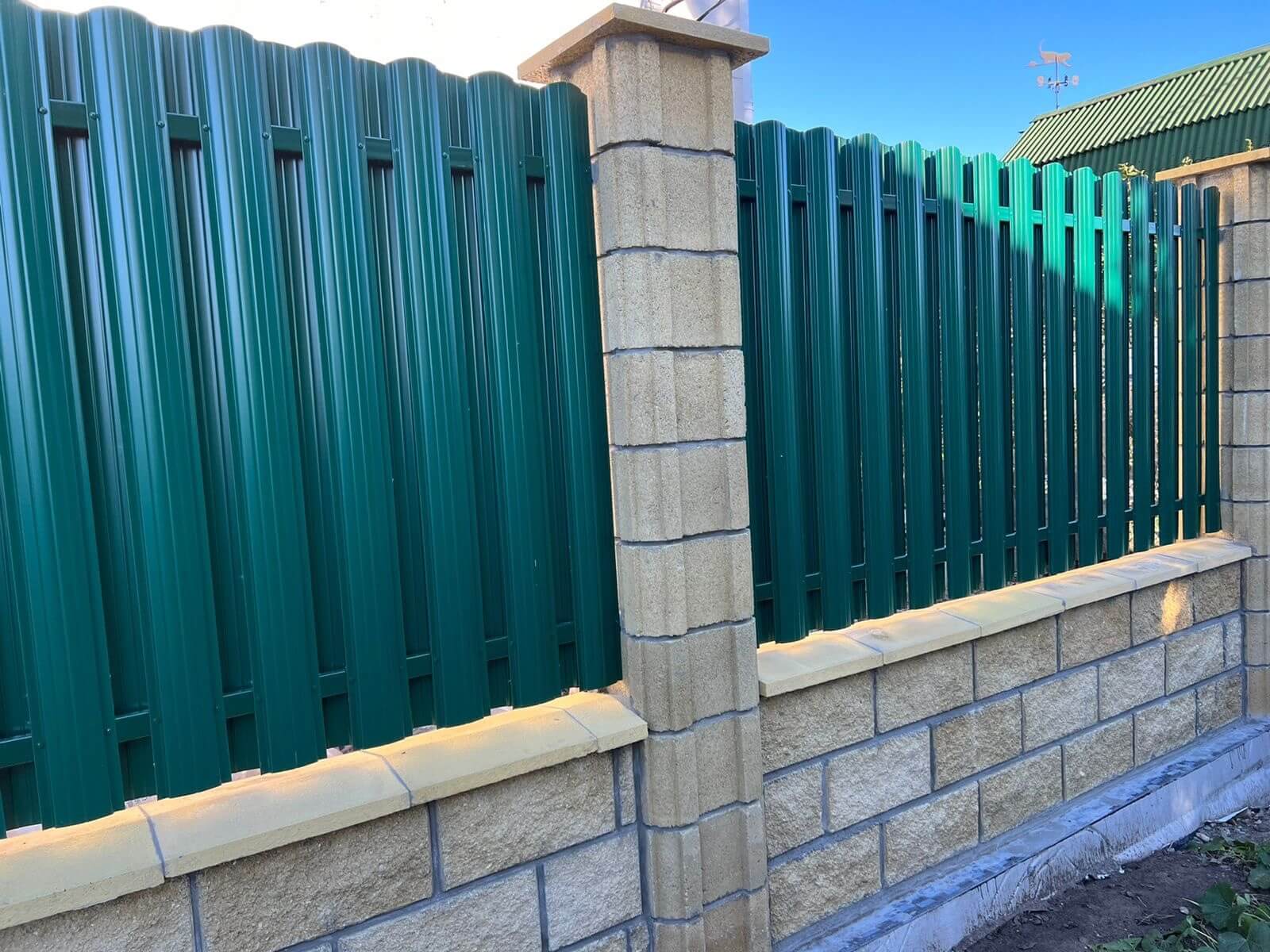 Забор из евроштакетника 22м RAL6005/6005 Зеленый Мох двусторонний фото 1 в Изобильном