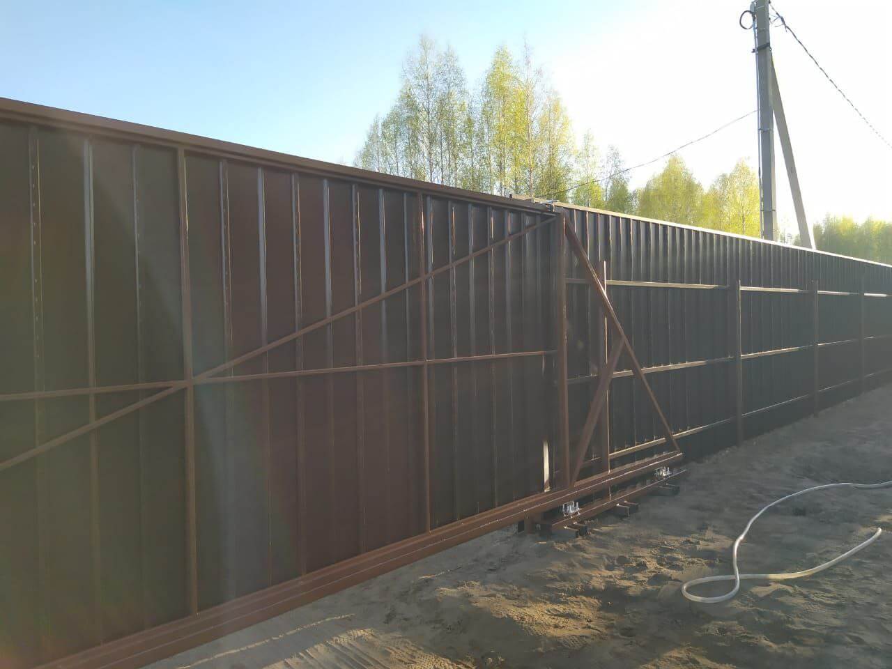 Забор из металлосайдинга ЕВРО-БРУС 25м Темный Каштан 3D Принтек фото 4 в Изобильном