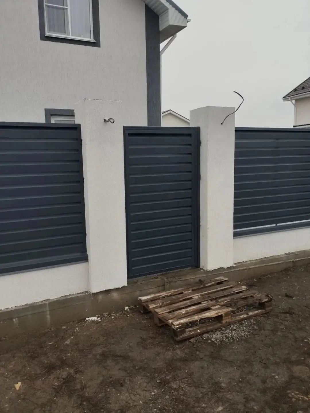 Забор-жалюзи из ламелей Хай-Тек 12м RAL7024 Серый Графит МАТТЕ фото 1 в Изобильном